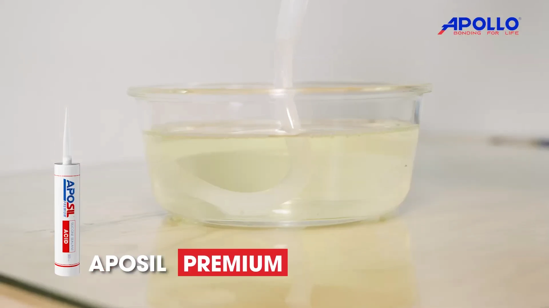 Bắn keo Aposil Premium vào bát nước rửa chén để tạo khuôn silicon