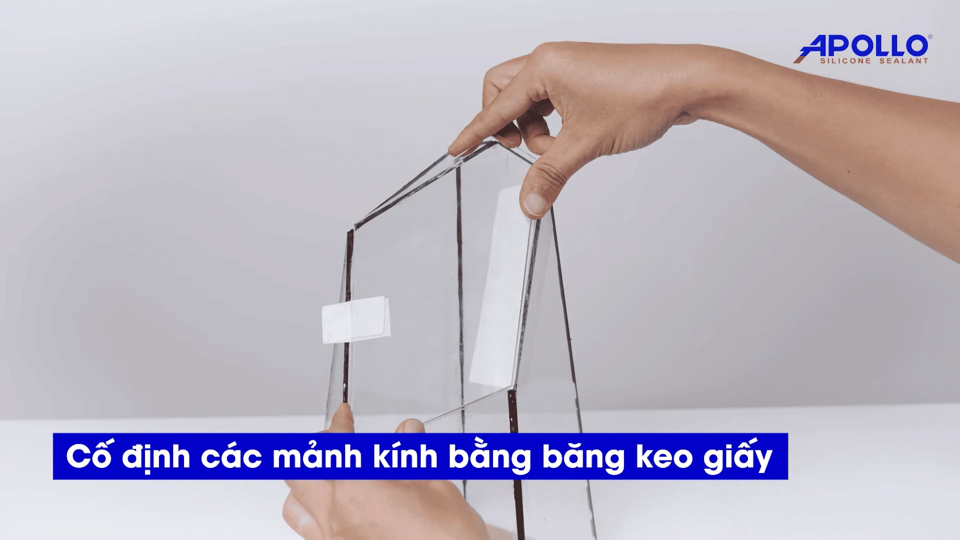 Quy trình dán phần nắp bể terrarium tương tự như dán phần đáy và phần thân