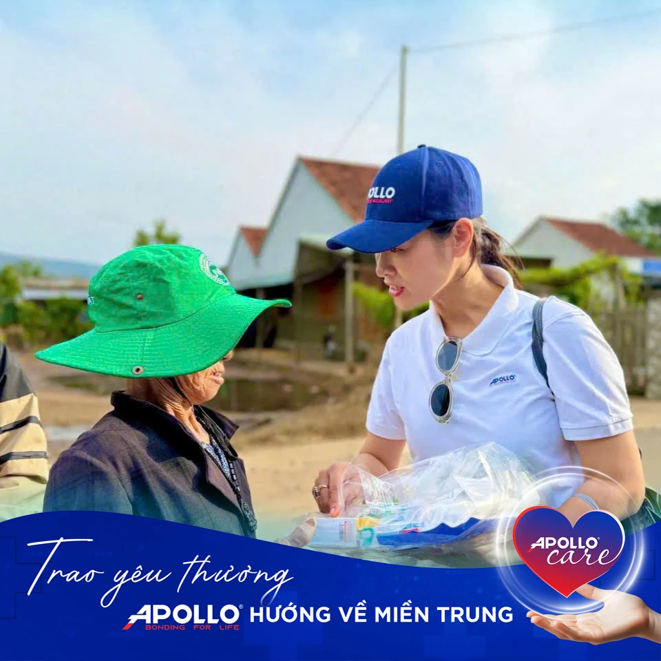 Đại diện đoàn Apollo Care hướng dẫn và gửi túi y tế khẩn cấp cho bà con