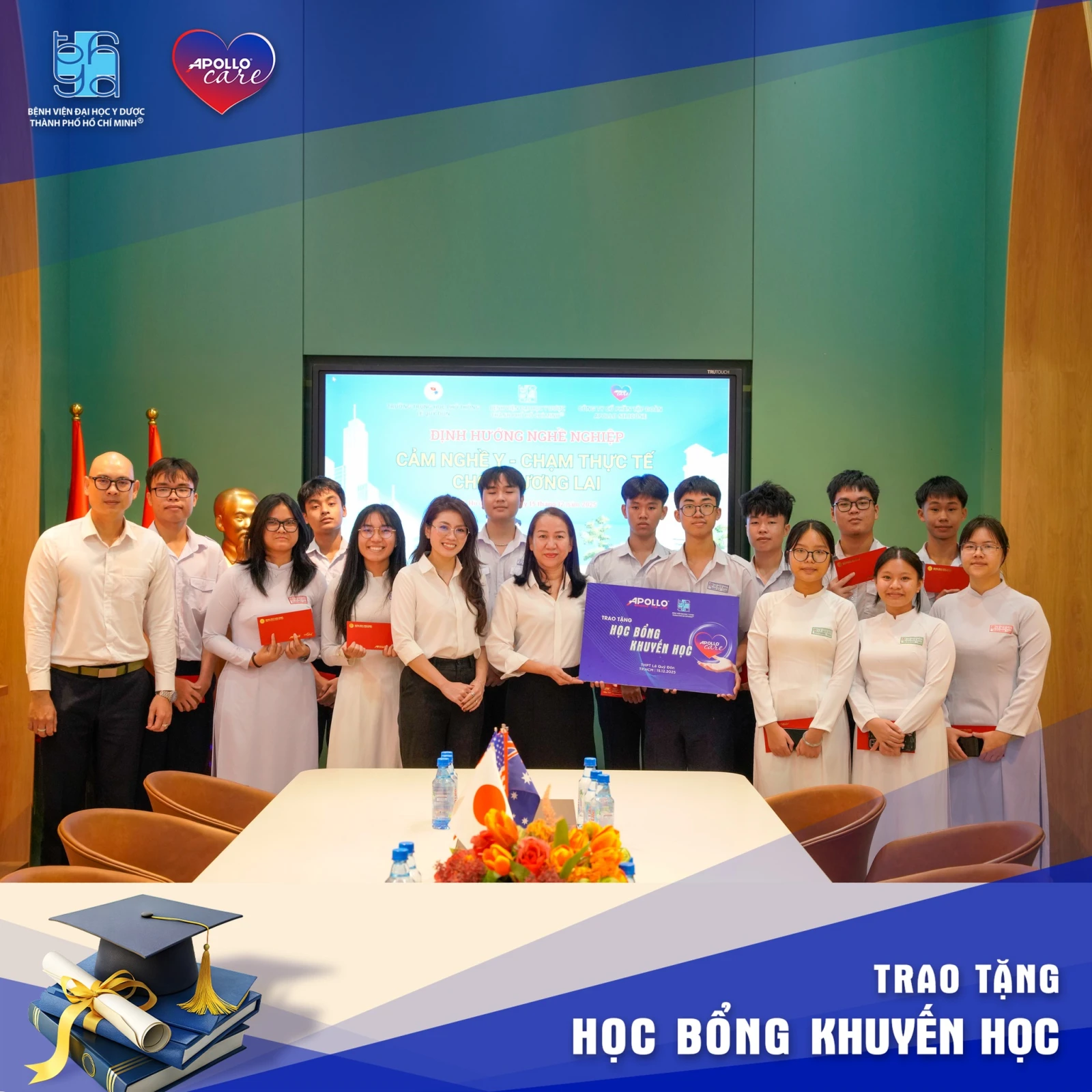 Đại diện Apollo Care trao học bổng cho các em học sinh trường THPT Lê Quý Đôn