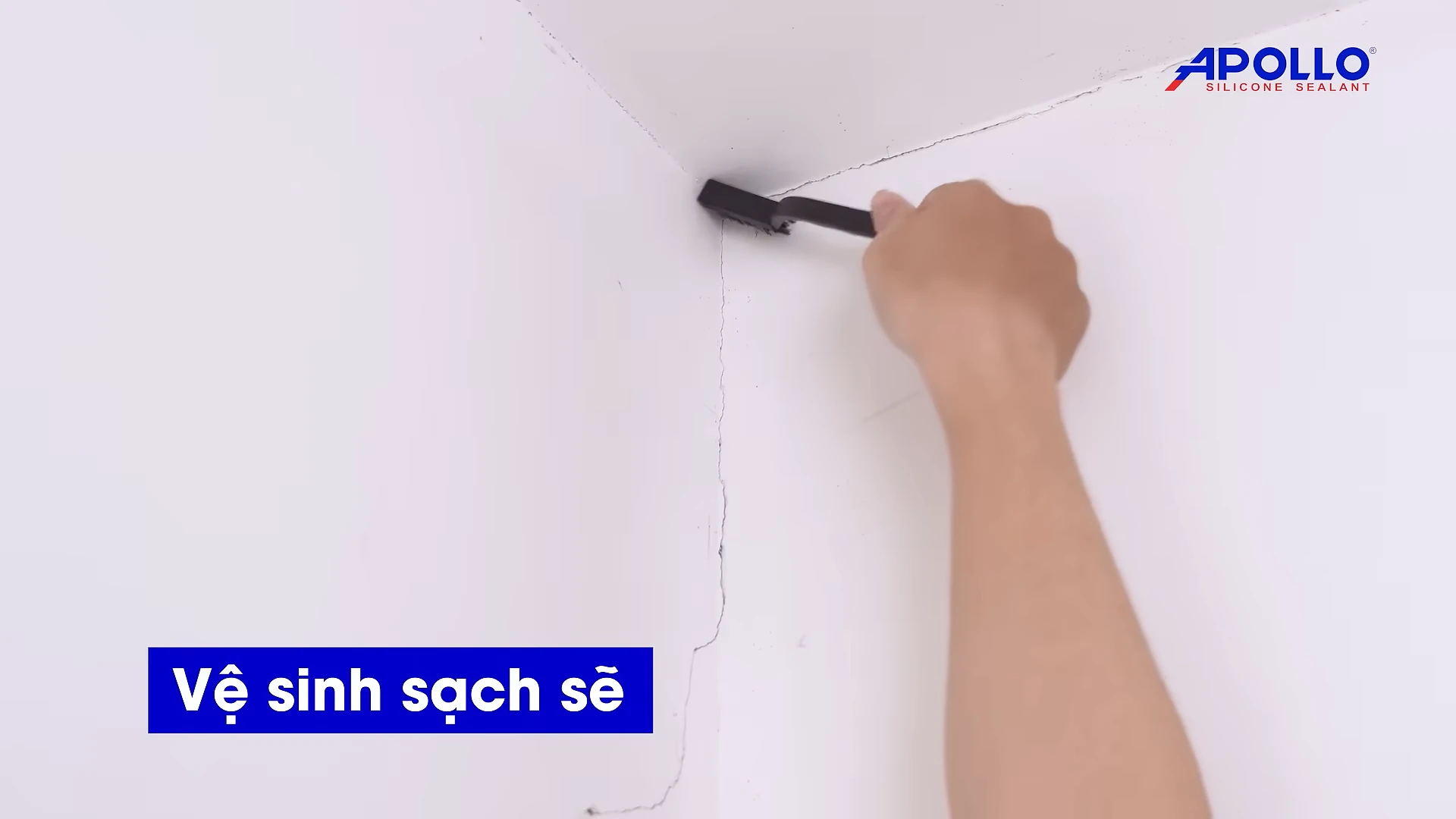 Vệ sinh sạch sẽ vị trí vết nứt trần thạch cao cần thi công để tăng hiệu quả trám trét