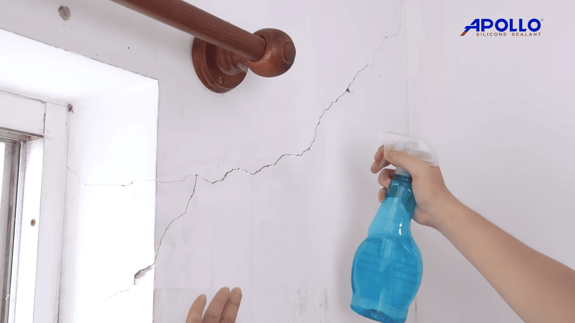 Xịt nước làm ẩm bề mặt vết nứt trước khi bắn keo trám sẽ tăng độ bám dính hơn