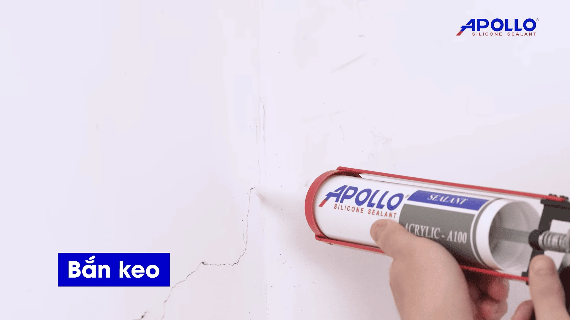 Bắn một lượng keo vừa đủ vào vết nứt và tránh bơm quá nhiều làm lem bề mặt
