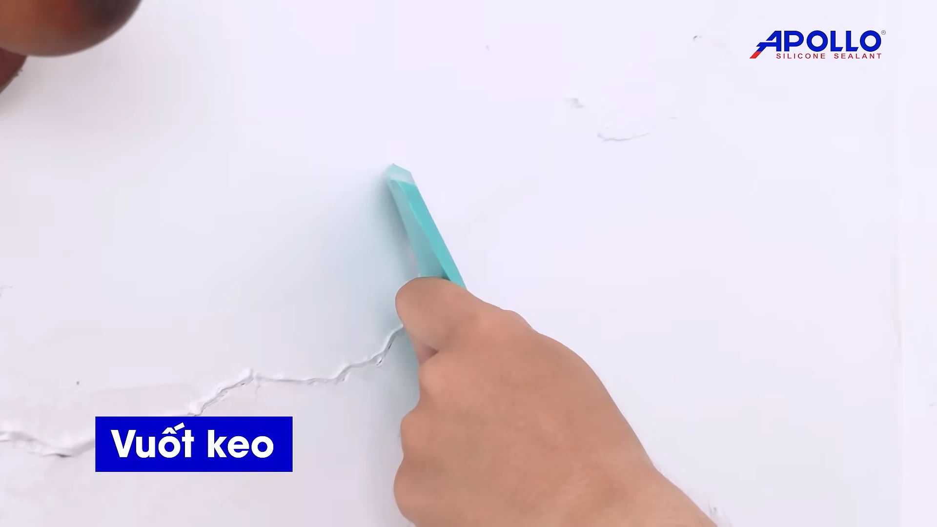 Có thể sử dụng miếng nhựa đơn giản để vuốt mịn đường keo