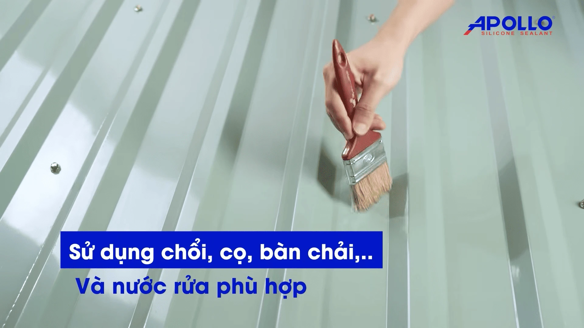 Vệ sinh sạch sẽ bề mặt trước thi công bắn keo giúp tăng hiệu quả chống thấm mái tôn