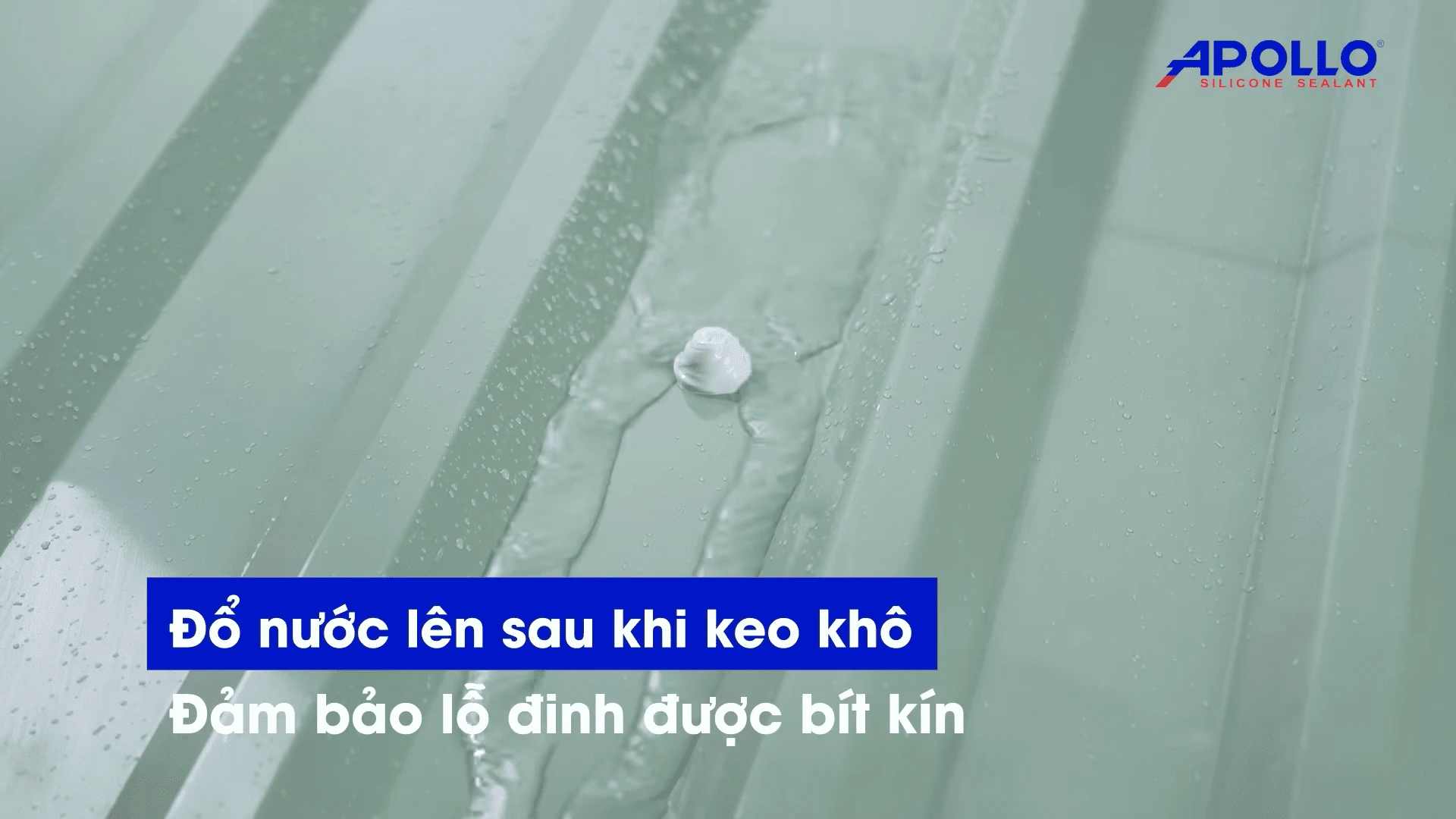 Kiểm tra nhanh hiệu quả chống thấm mái tôn bằng cách đổ nước lên sau khi keo đã khô
