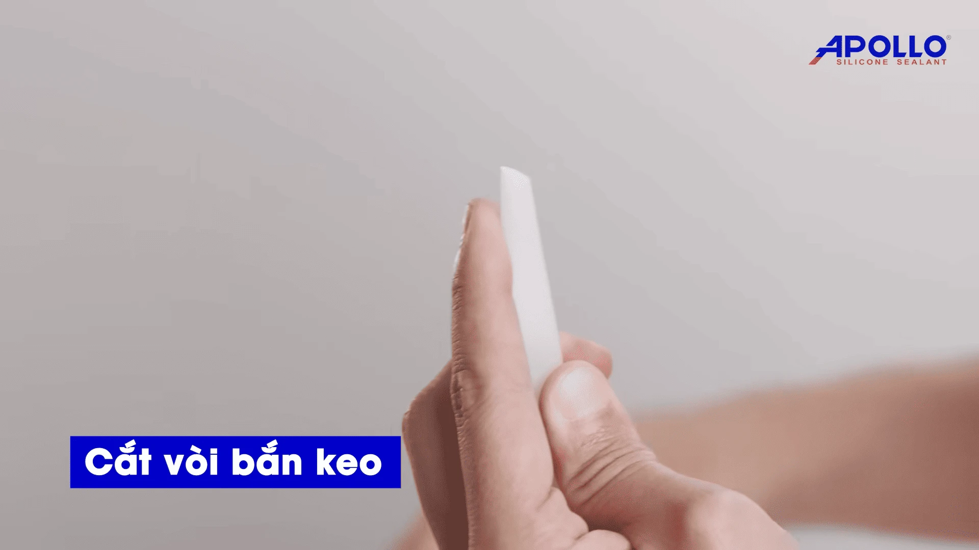Cắt vòi bắn keo silicon theo hướng 45 độ để đầu vòi áp sát bề mặt khi bắn keo ra đều hơn