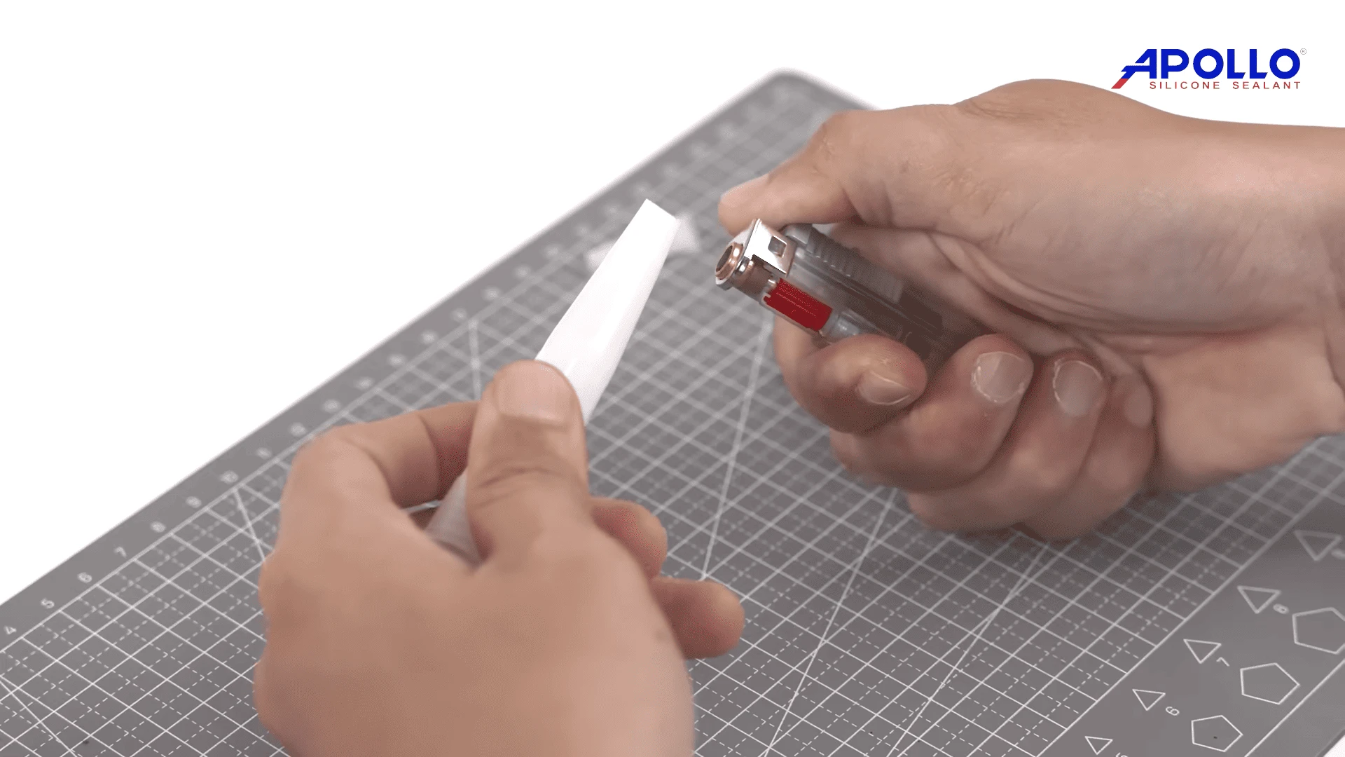 Việc sử dụng bật lửa hơ nóng và ép dẹp vòi keo giúp keo bắn ra vừa đủ đều và đẹp