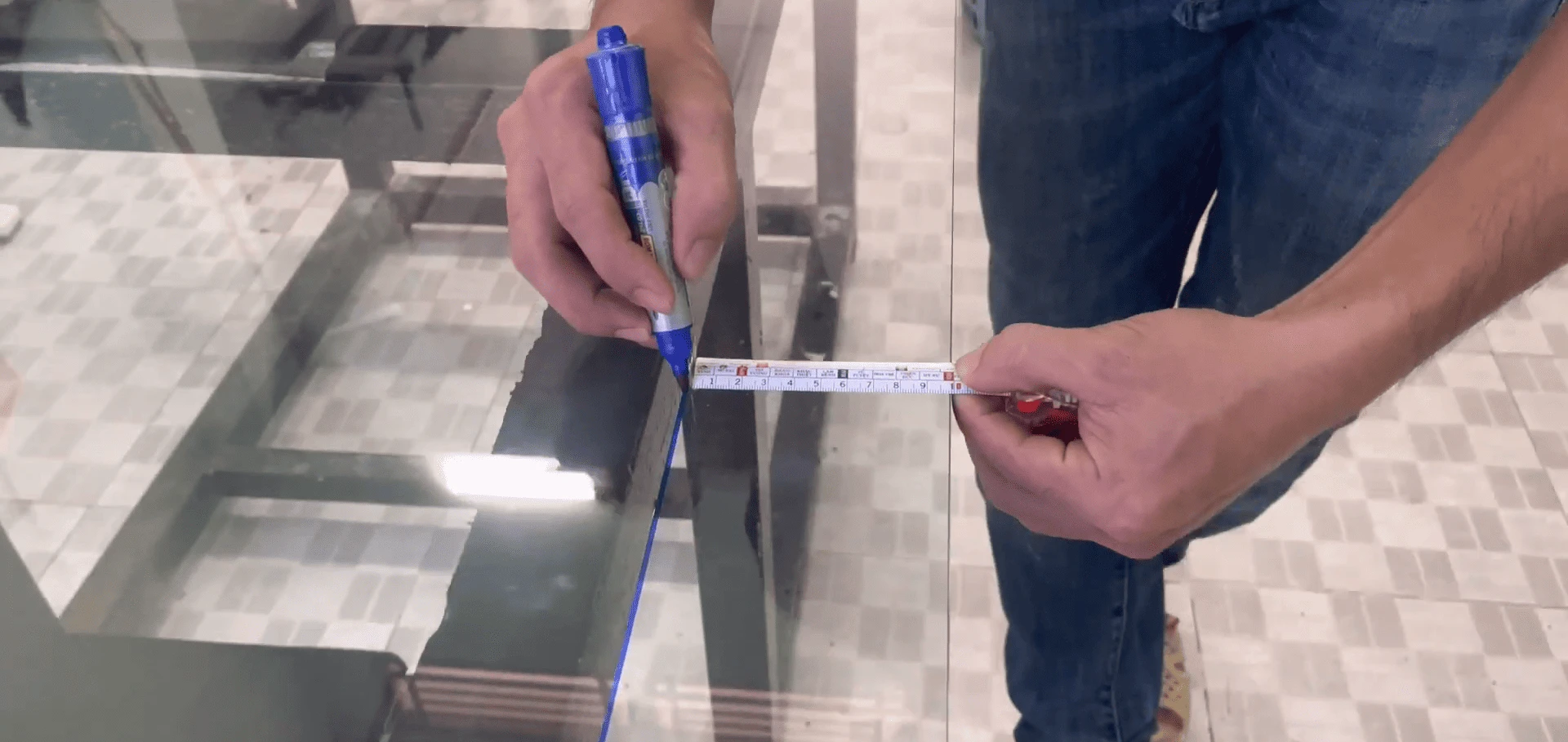 Thực hiện đo đạc giúp đảm bảo tính đối xứng và chính xác trước khi thực hiện dán keo