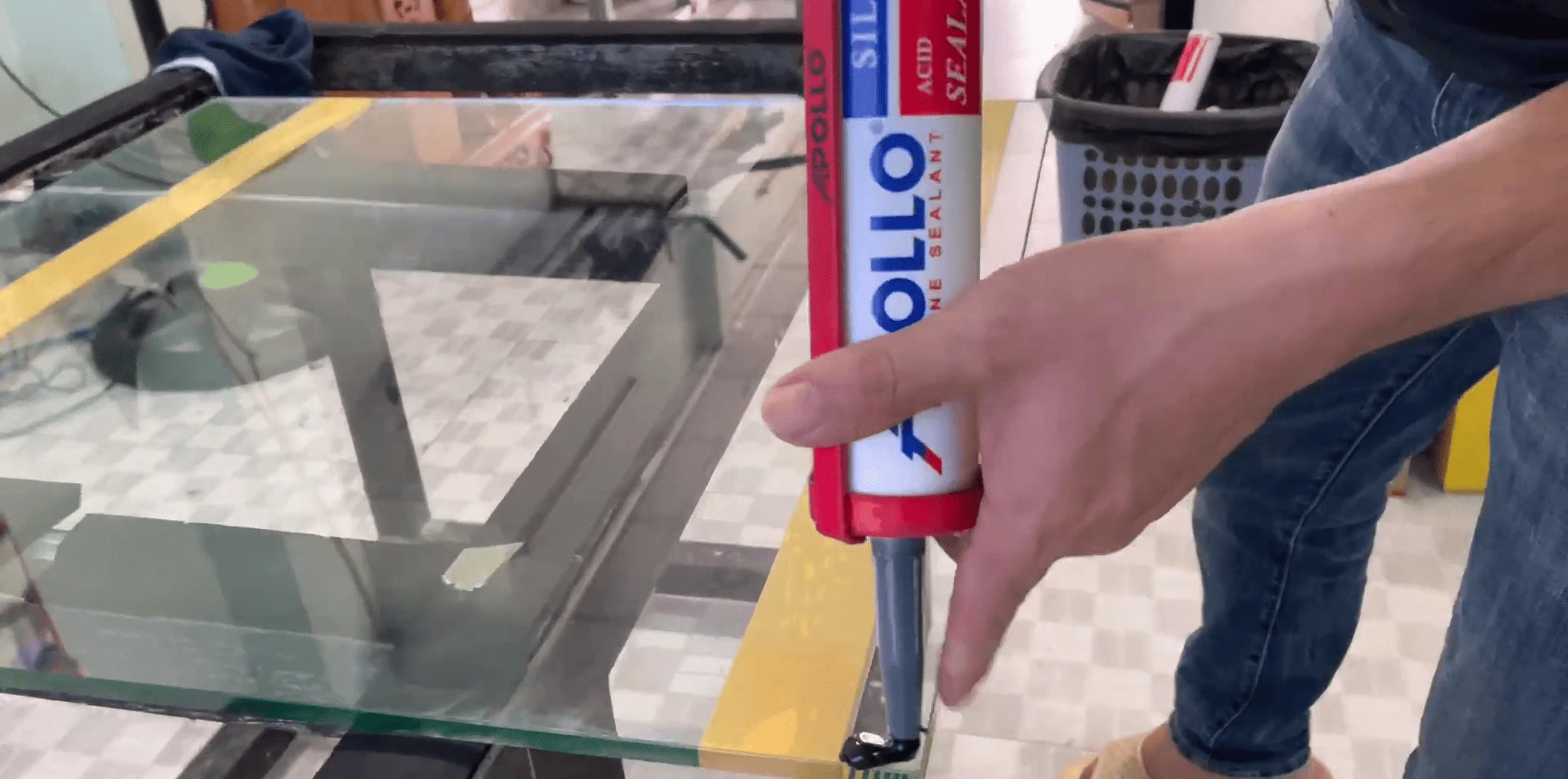 Bắn một lượng vừa đủ keo silicon dọc theo viền hồ cá