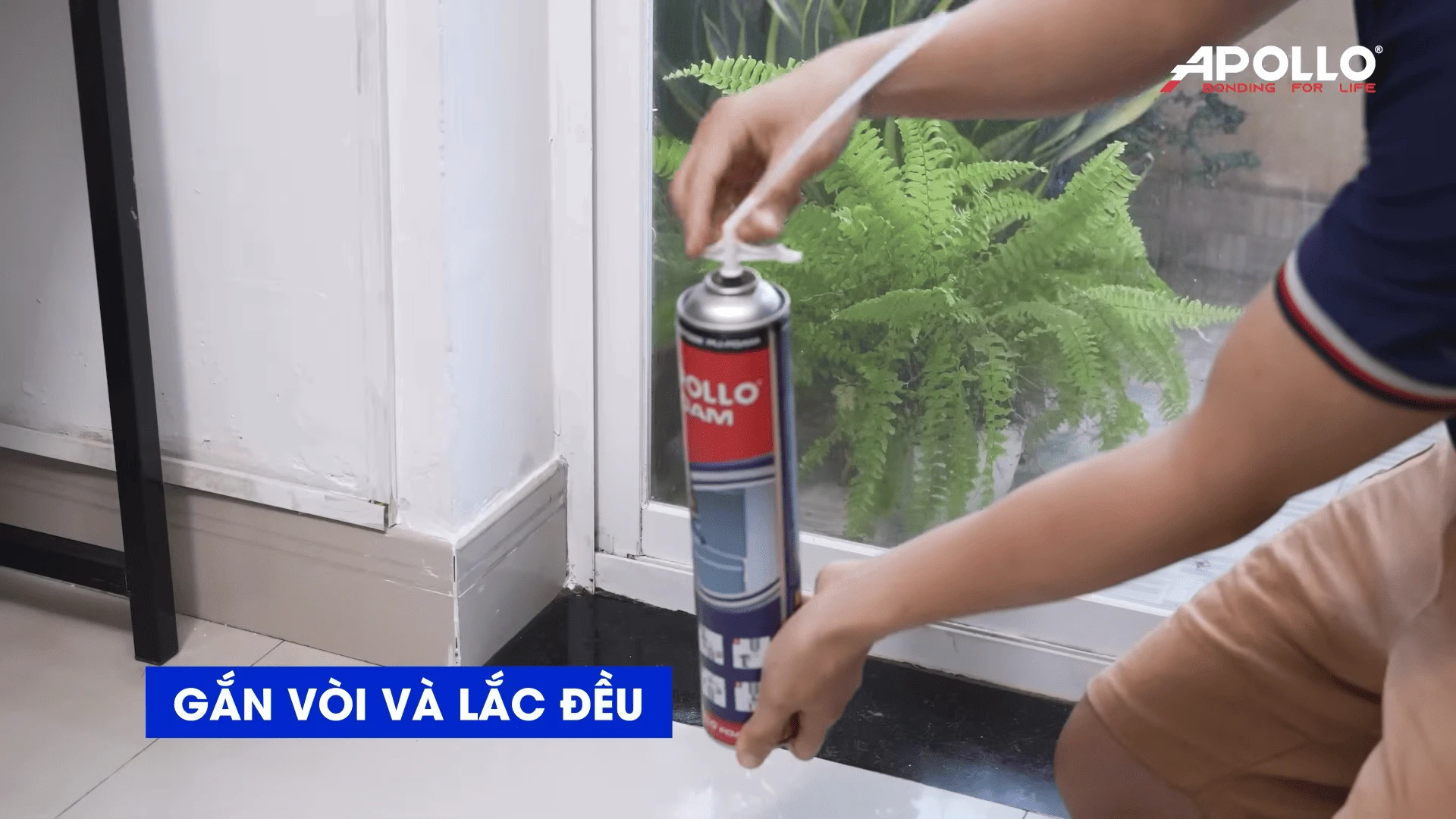 Lắc đều chai keo Apollo Foam thật kỹ trước khi sử dụng
