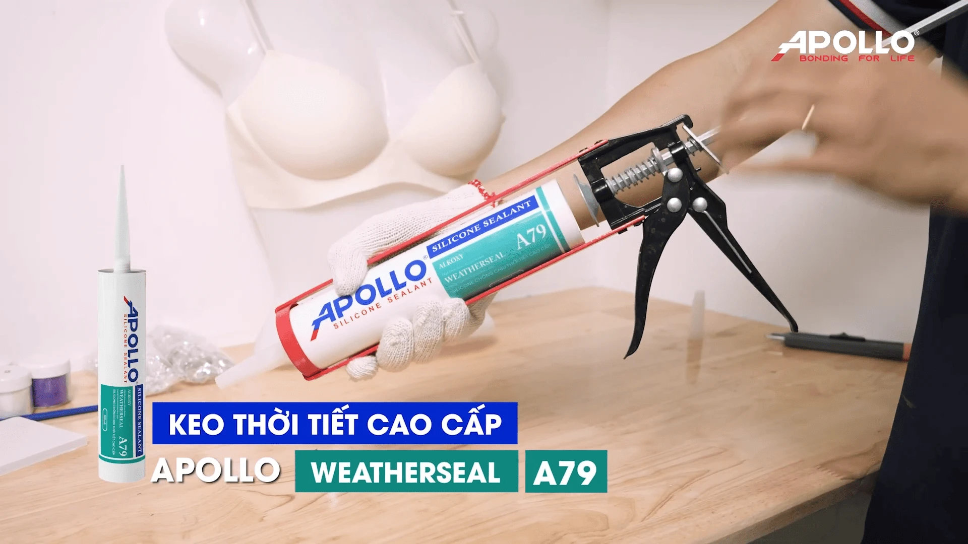 Dùng keo silicone Apollo Weatherseal A79 để tạo hình vảy cá 3D cho Mermaid Bra