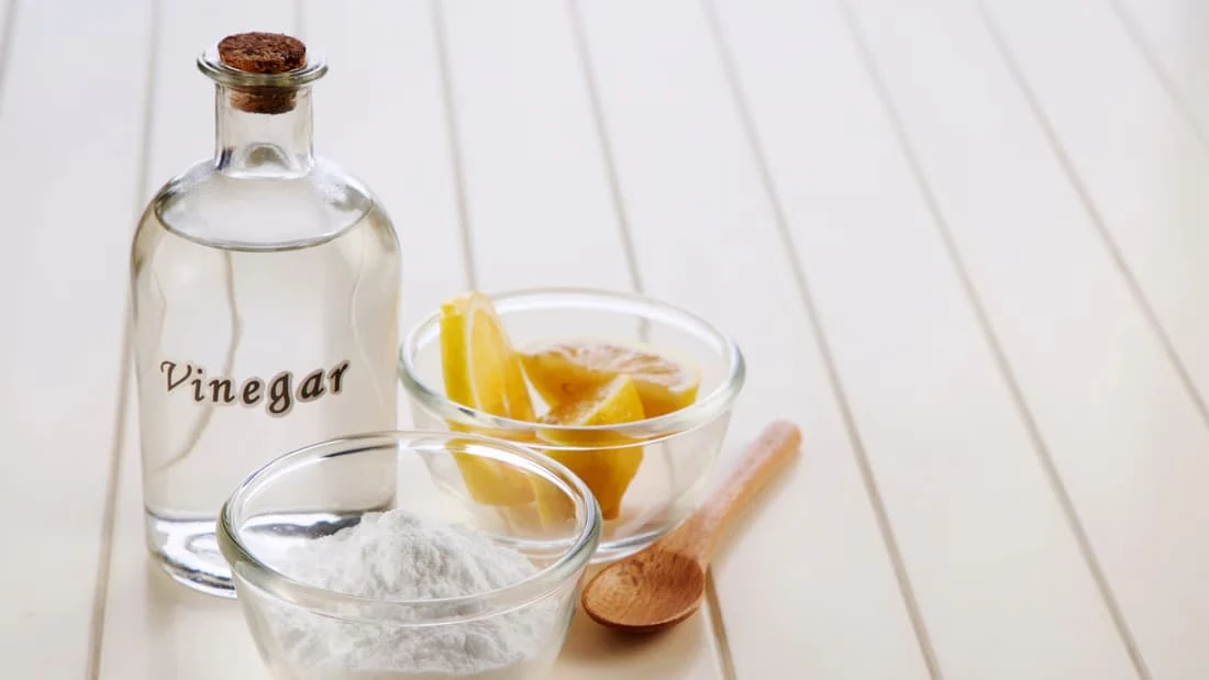 Tẩy vết mốc đen trên silicon bằng giấm là phương pháp an toàn và dễ thực hiện