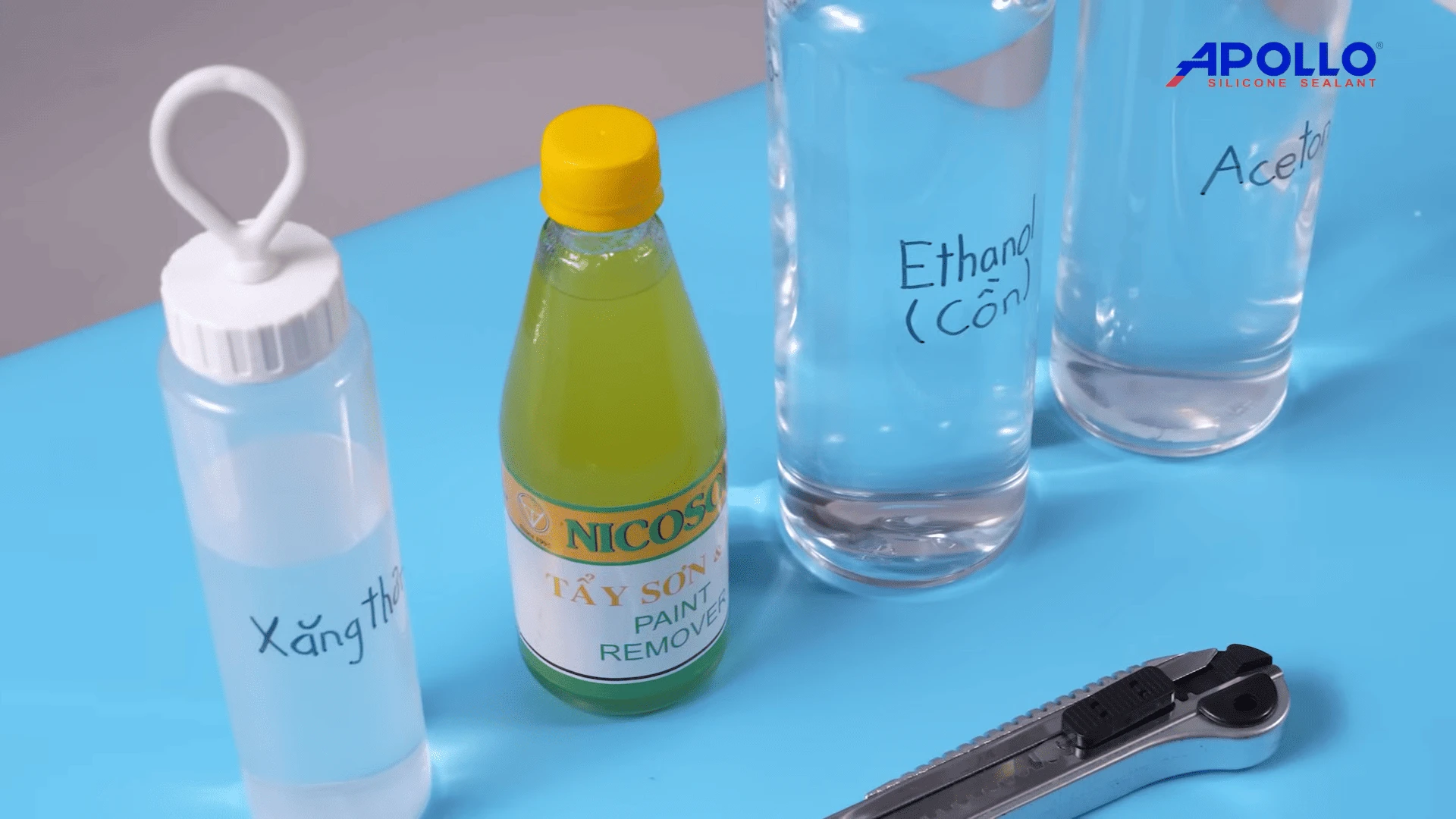 Nên đeo găng tay và khẩu trang bảo hộ khi tẩy mốc keo silicon bằng các chất tẩy chuyên dụng