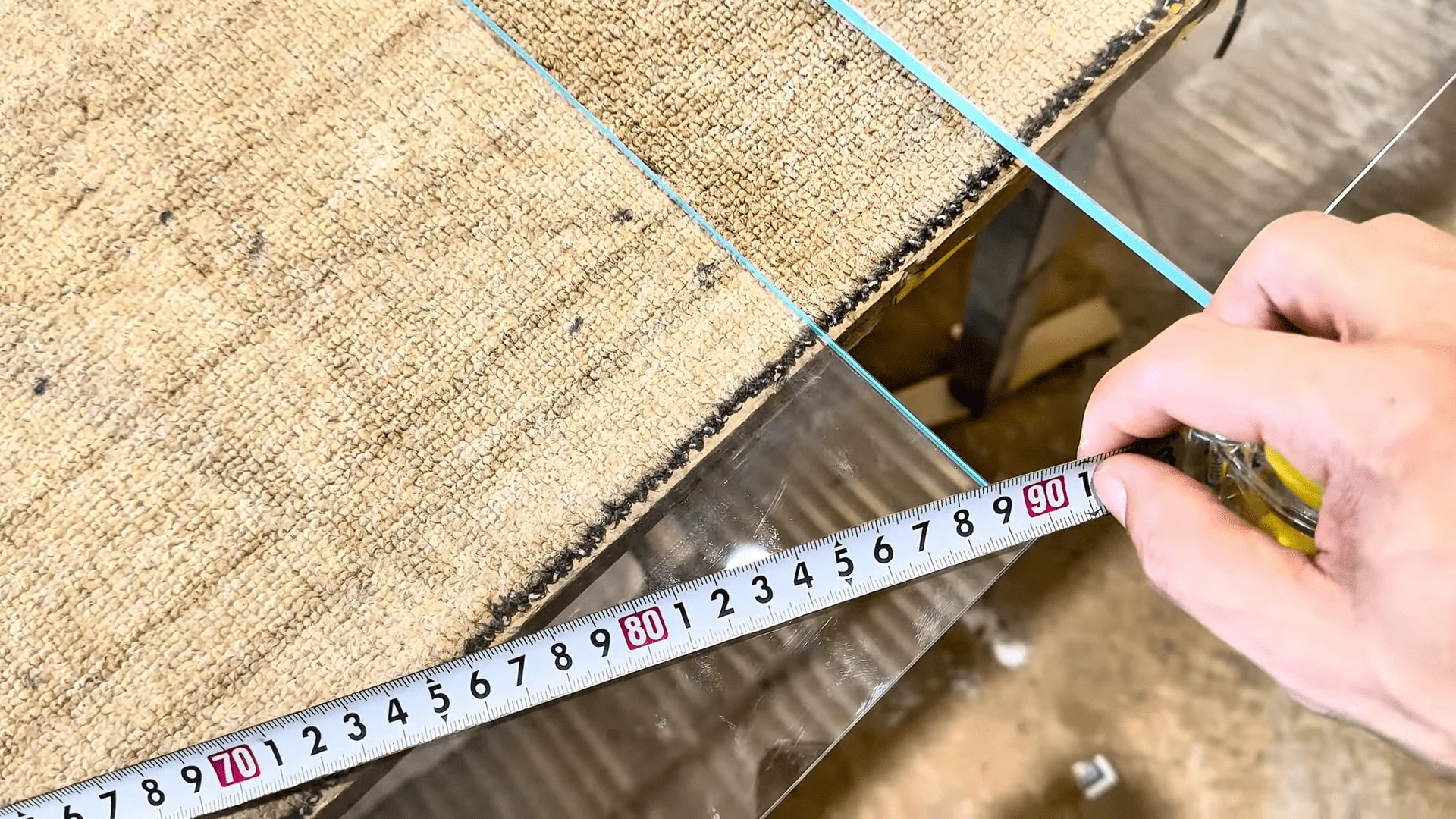 Tiến hành đo đạc kích thước chính xác trước khi thi công cắt kính hồ cá