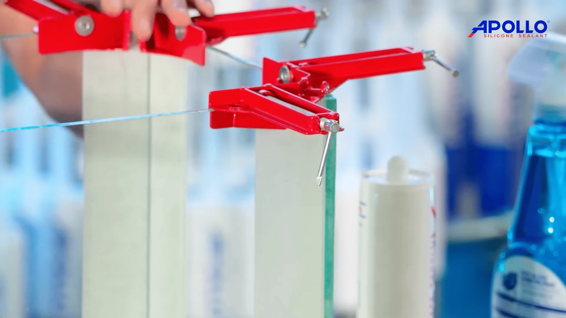 Sử dụng kẹp góc vuông để cố định các tấm kính vuông góc với nhau