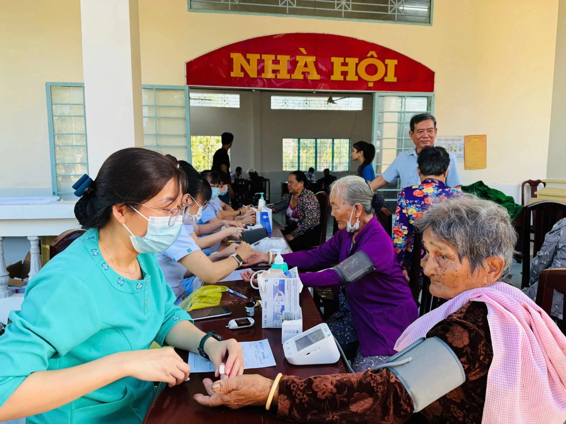 Y Bác sĩ Bệnh viện Đại học Y Dược TP.HCM thăm khám cho người dân trong chương trình chăm sóc sức khỏe cộng đồng