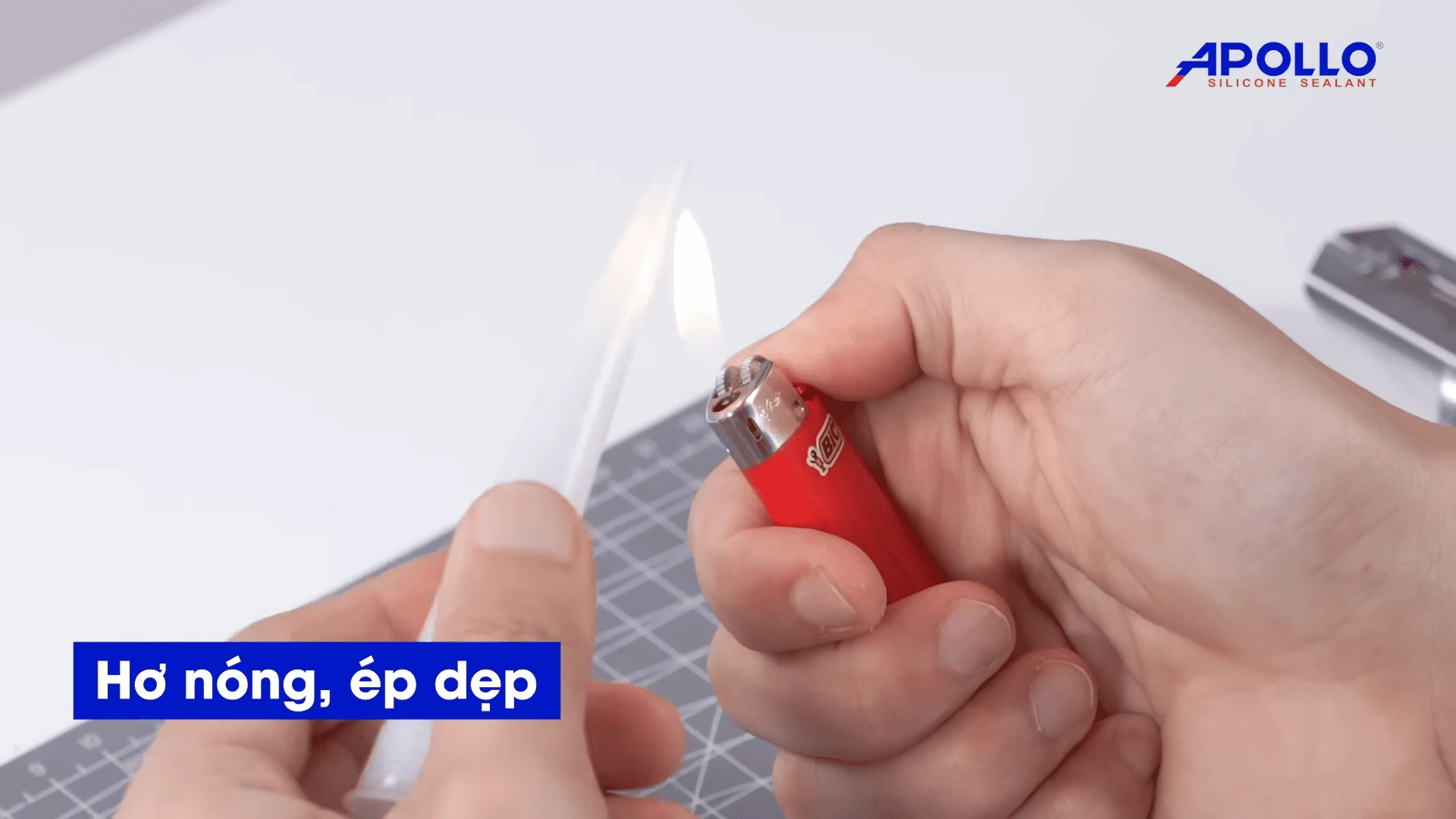 Ép dẹp đầu bắn keo silicon sau khi hơ nóng để tạo khe keo mảnh