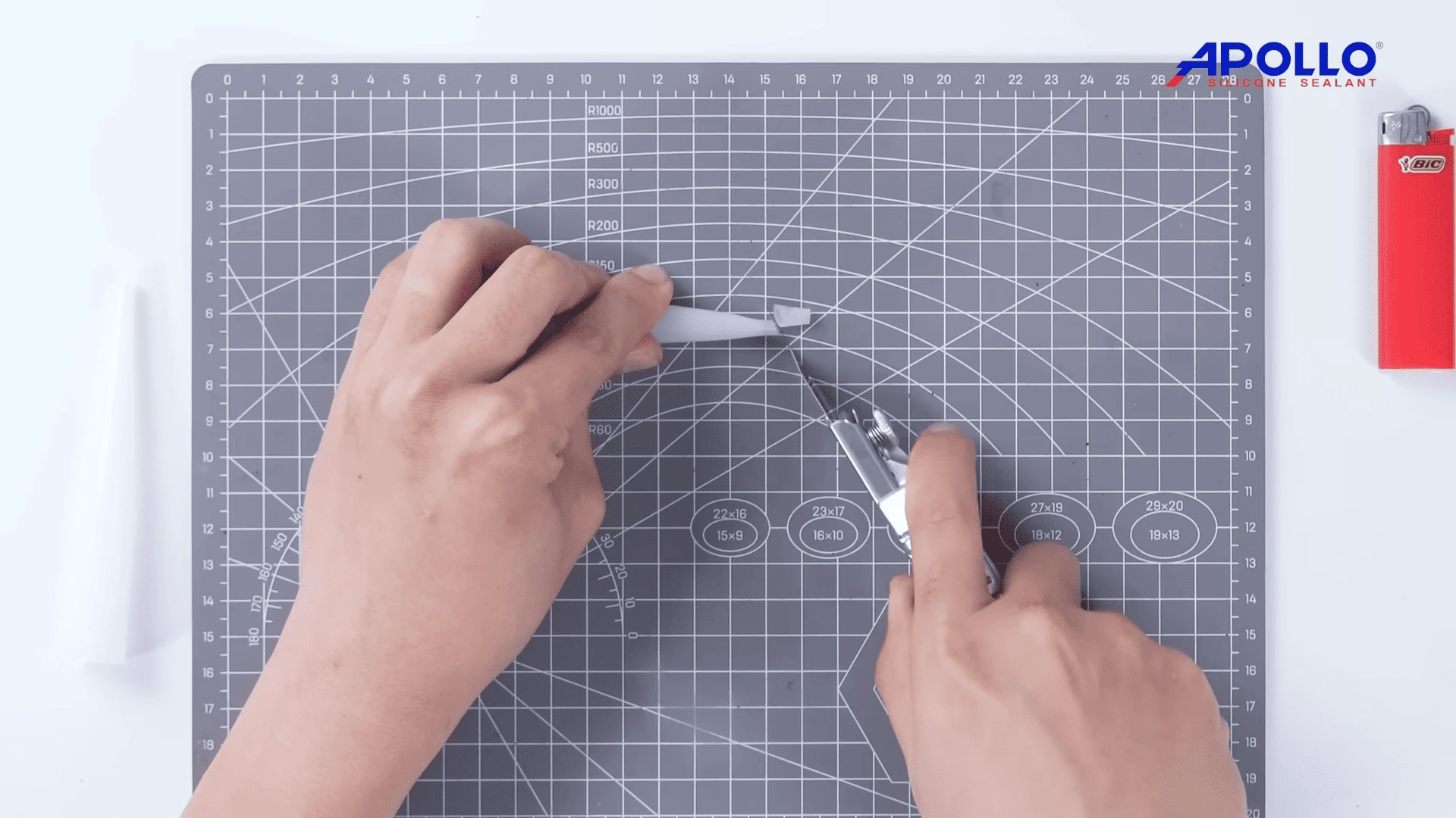 Cắt đầu bắn keo silicon góc 45 độ giúp keo sau khi bắn ra sẽ hoàn thiện mà không cần vuốt keo