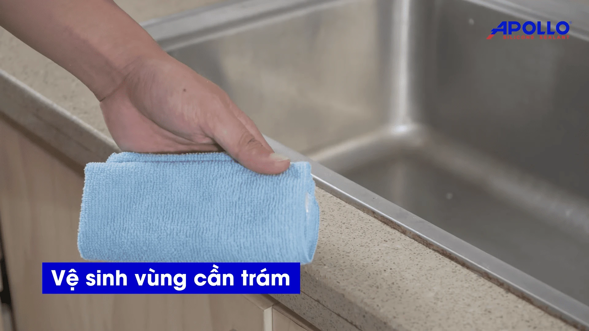Vệ sinh sạch sẽ khu vực thi công lắp bồn rửa chén bằng khăn lau