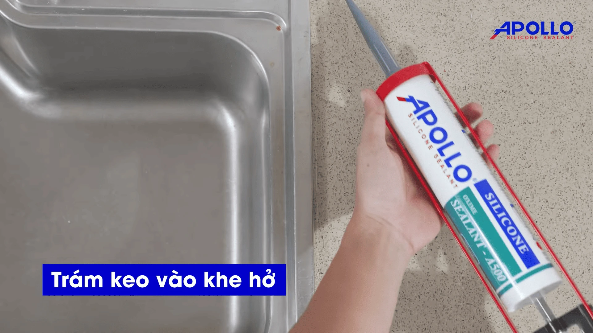 Trám keo silicon Apollo A500 vào khe hở của bồn rửa chén