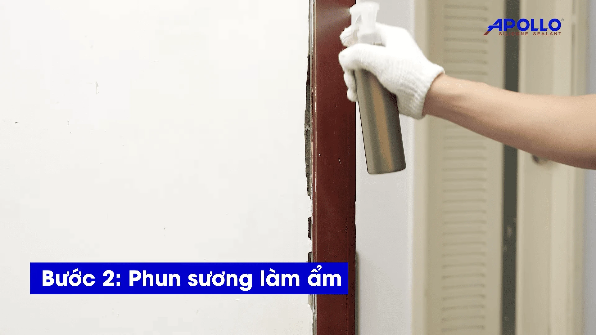 Phun sương làm ẩm khe nứt tường tại điểm tiếp giáp, giảm khô bề mặt và tăng hiệu quả thi công