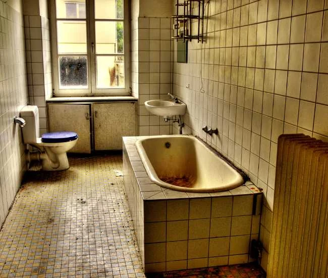 Nhà tắm sử dụng lâu ngày làm vật liệu xuống cấp, dẫn đến tình trạng rò rỉ nước