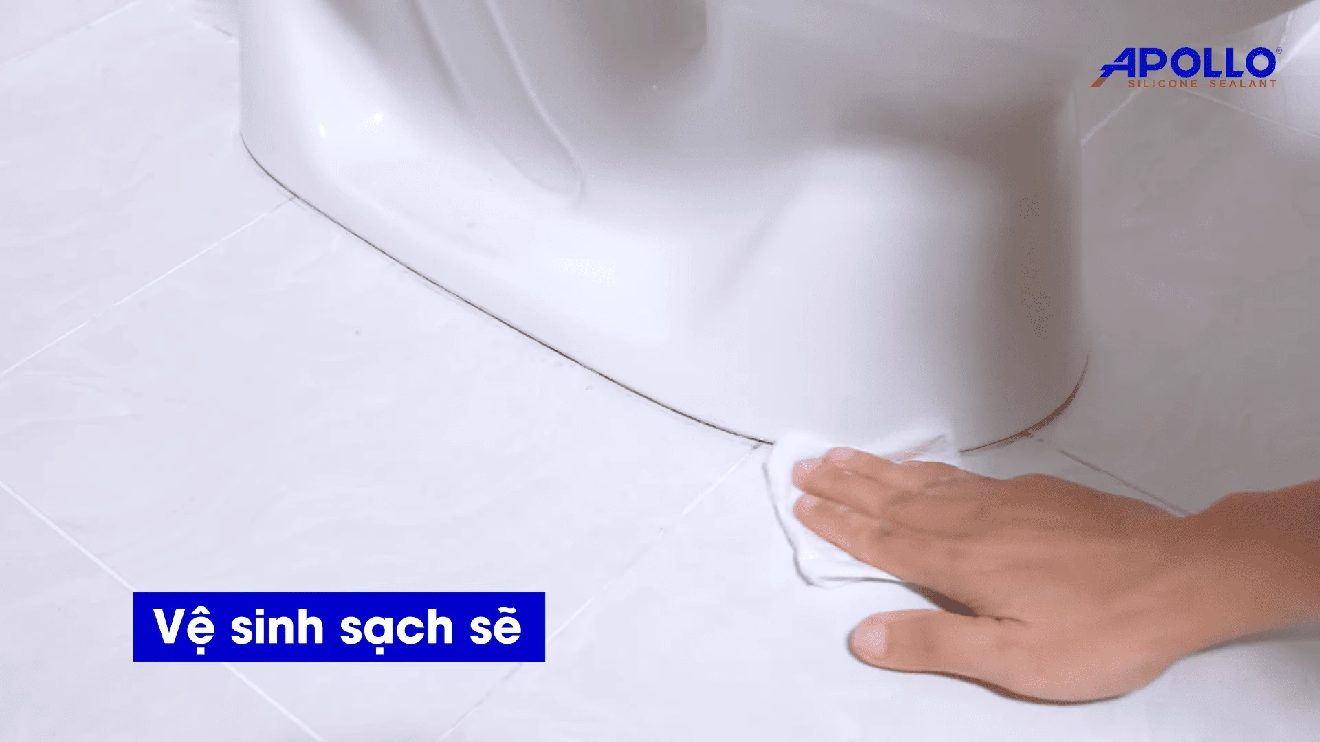 Vệ sinh sạch sẽ bề mặt cần thi công chống thấm nhà vệ sinh
