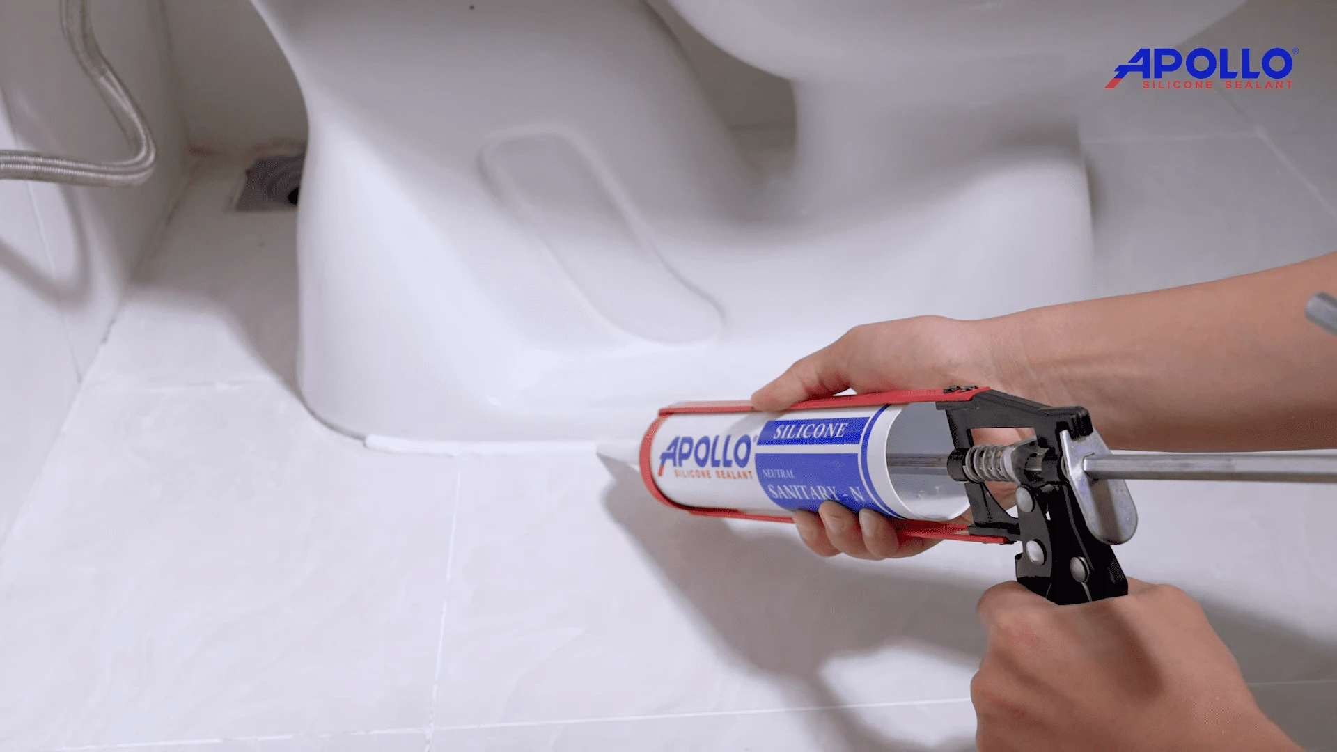 Thi công bắn keo silicon vào những vị trí cần chống thấm nhà vệ sinh