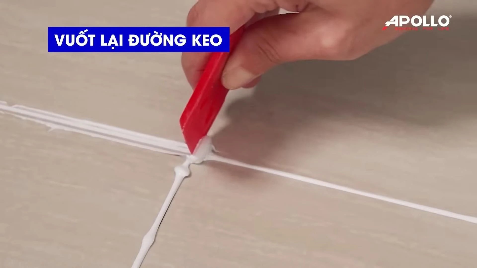 Sử dụng miếng nhựa chuyên dụng để vuốt bỏ đường keo thừa