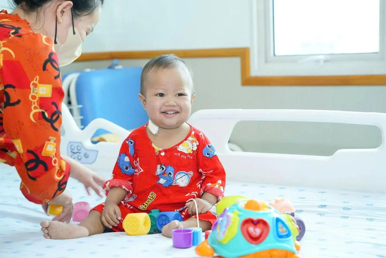 Bé C.D.L mắc bệnh teo đường mật bẩm sinh từ khi mới 2,5 tháng tuổi. Em đã được tiếp nhận phẫu thuật ghép gan khuôn khổ Dự án bảo trợ mổ tim và ghép gan cho bệnh nhi có hoàn cảnh khó khăn