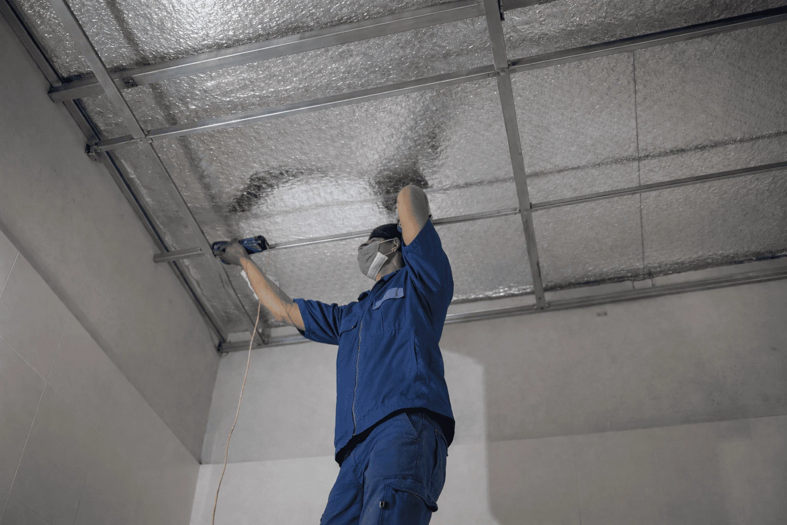 Khung xương inox được thi công chắc chắn, đảm bảo độ phẳng trần