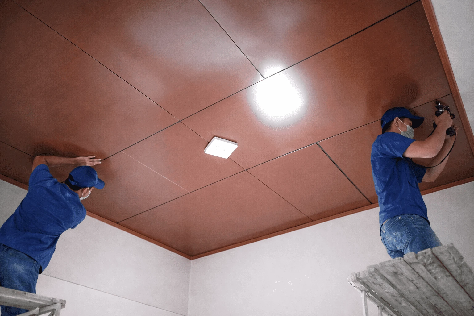 Hoàn thiện lắp đặt tấm Alu trên trần nhà