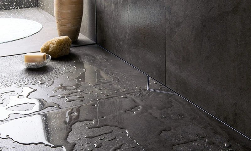 Sàn nhà vệ sinh đọng nước lâu ngày gây ẩm mốc, trơn trượt, xuống cấp nhanh chóng