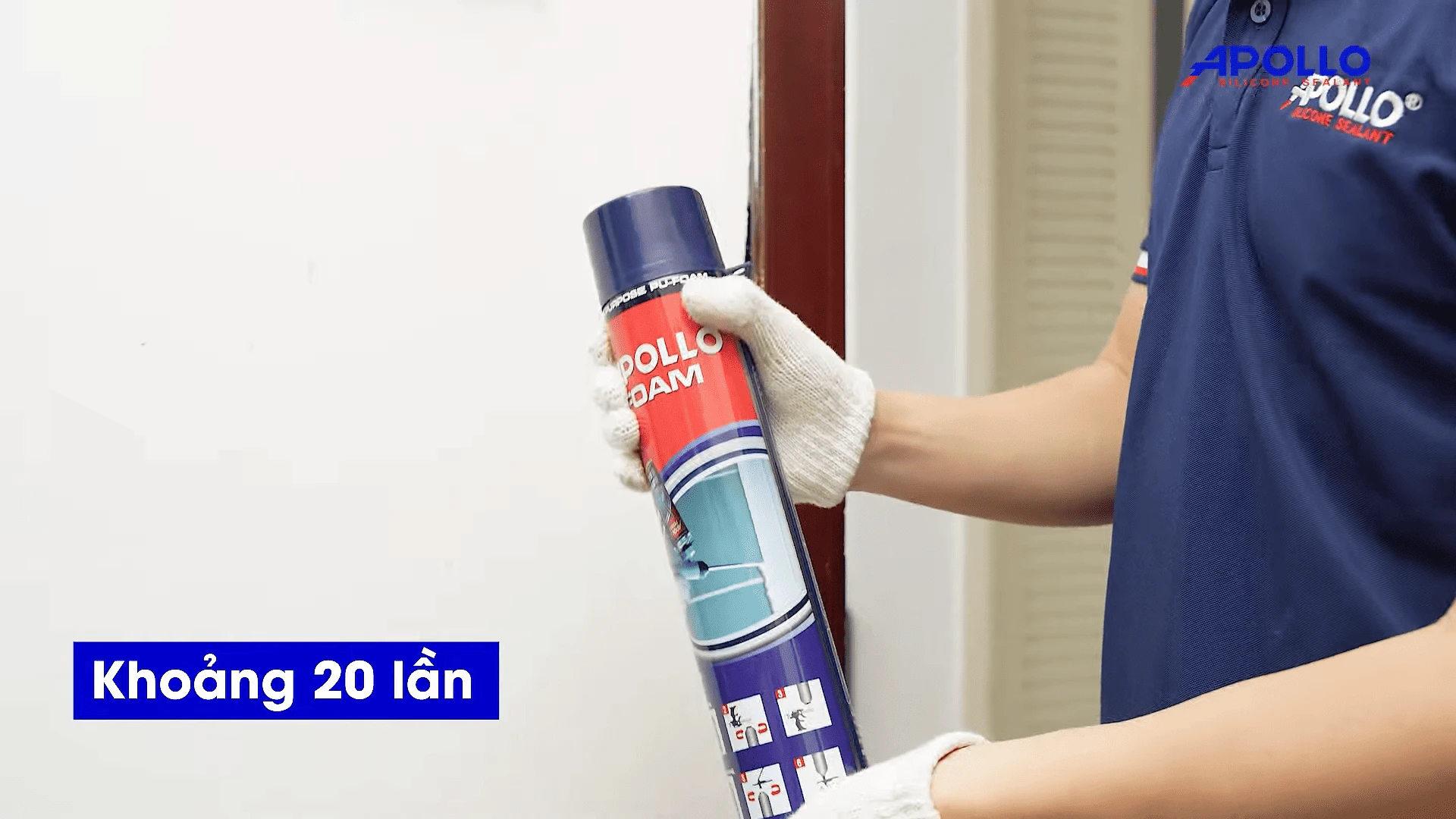 Lắc đều chai keo bọt nở Apollo Foam khoảng 20 lần giúp hợp chất bên trong keo được trộn đều