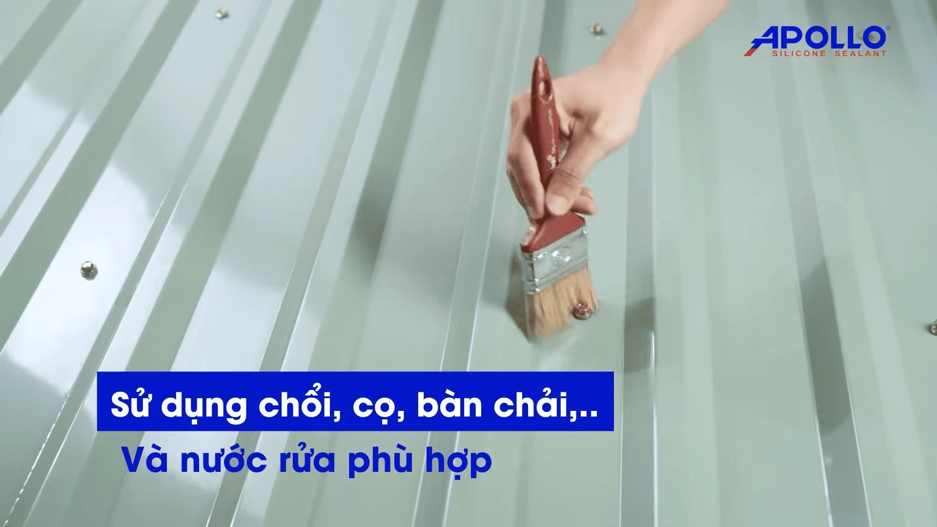 Sử dụng cọ quét để vệ sinh sạch sẽ lỗ sóng âm trước khi thi công keo bọt bắn mái tôn