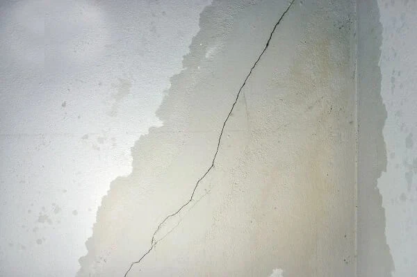 Chống thấm không đúng cách gây mất thẩm mỹ và lâu ngày ảnh hưởng đến kết cấu ngôi nhà