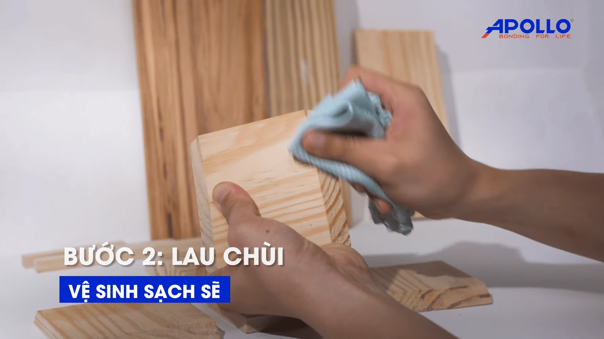 Vệ sinh sạch bề mặt trước khi thi công giúp keo Apollo Bond bám dính tối đa, tăng độ chắc chắn và đảm bảo hiệu quả kết dính lâu dài.