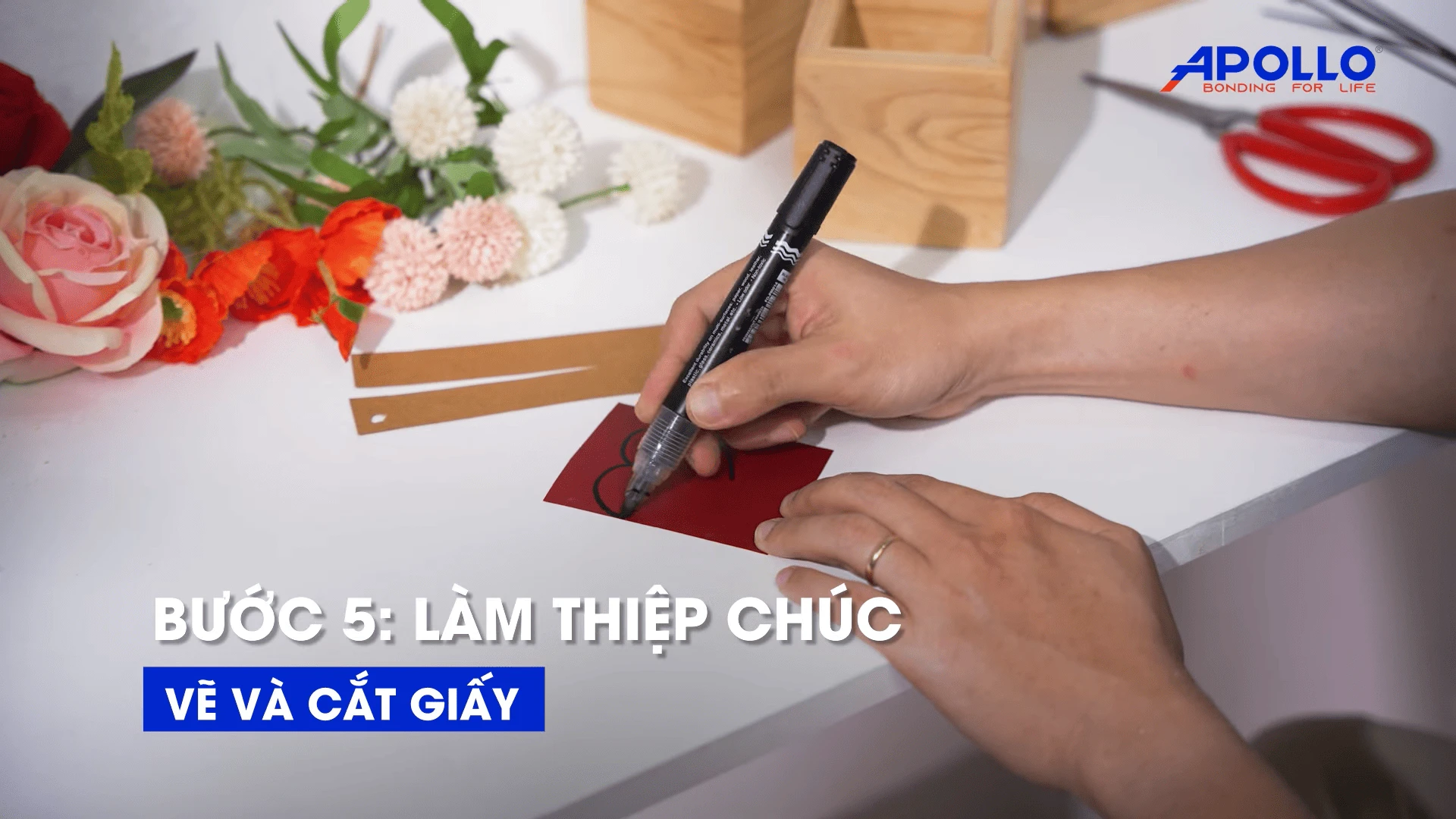 Trái tim giấy với lời chúc chân thành, tạo điểm nhấn tinh tế trên kệ hoa DIY