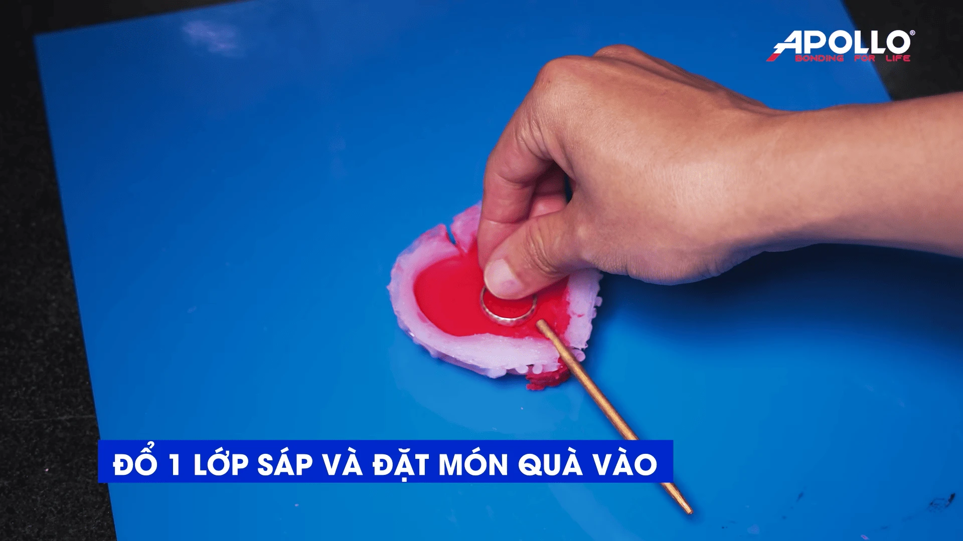 Cần đổ sáp vào khuôn nến trước khi khô và đặt món quà đã chuẩn bị vào bên trong