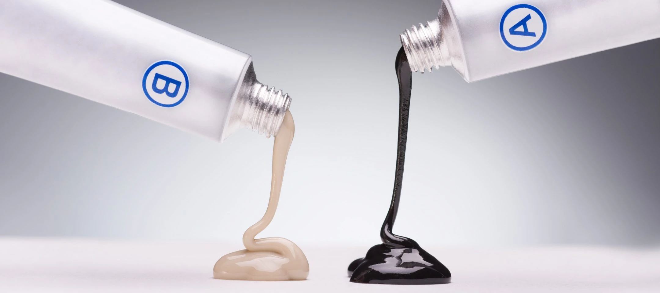 Keo epoxy hay còn gọi là keo AB được cấu tạo từ 2 thành phần A (nhựa resin) và B (chất đóng rắn)