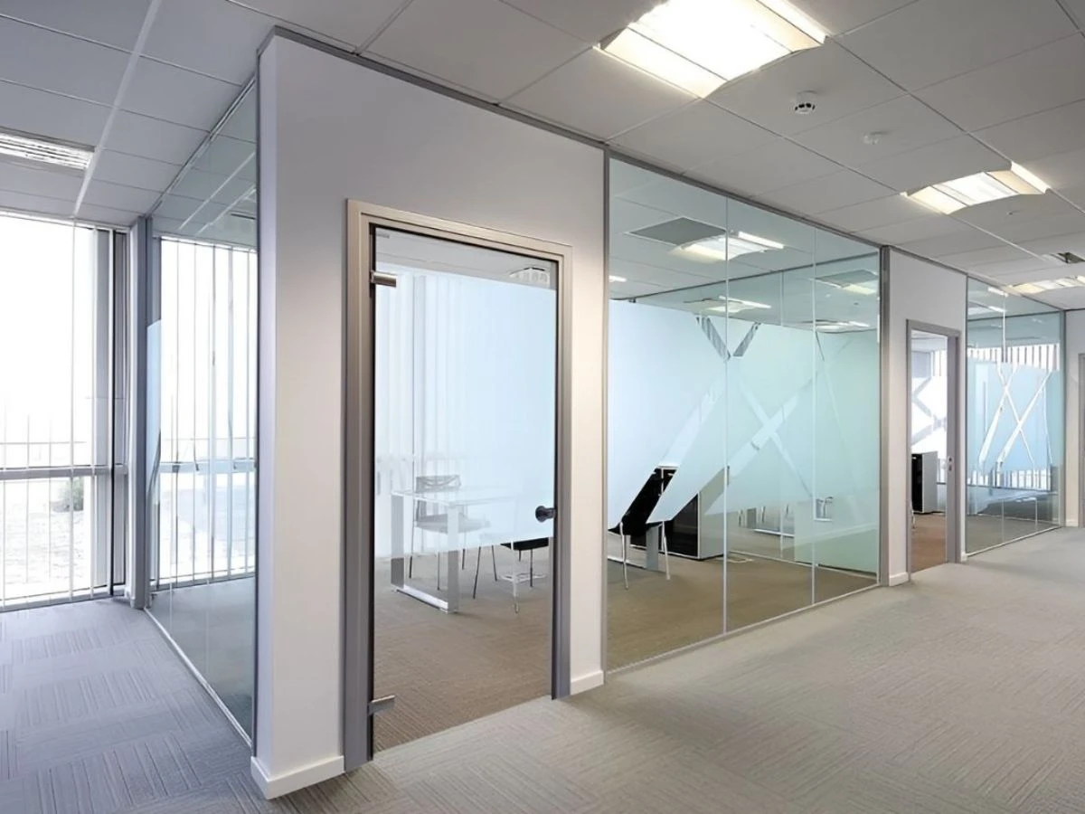 Sử dụng keo silicon chuyên dụng vào các mối nối giúp tăng hiệu quả cách âm cho vách kính văn phòng