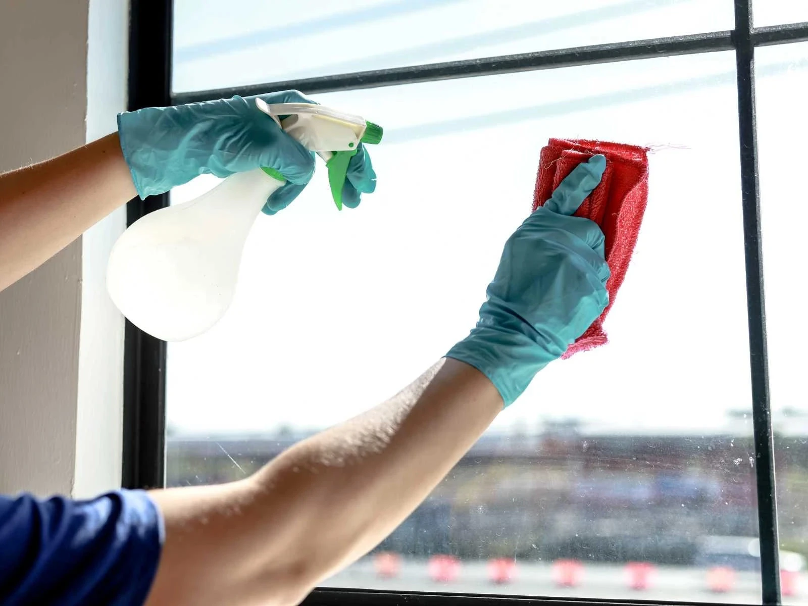 Dùng nước ấm, xà phòng hoặc các dung dịch vệ sinh chuyên dụng để làm sạch keo silicone trên kính