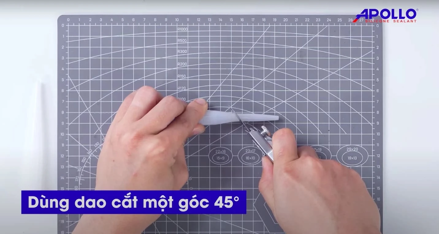 Cắt vòi keo góc 45 độ giúp kiểm soát lượng keo và dễ dàng đưa keo vào sâu các khe hở, góc cạnh mà không cần vuốt lại