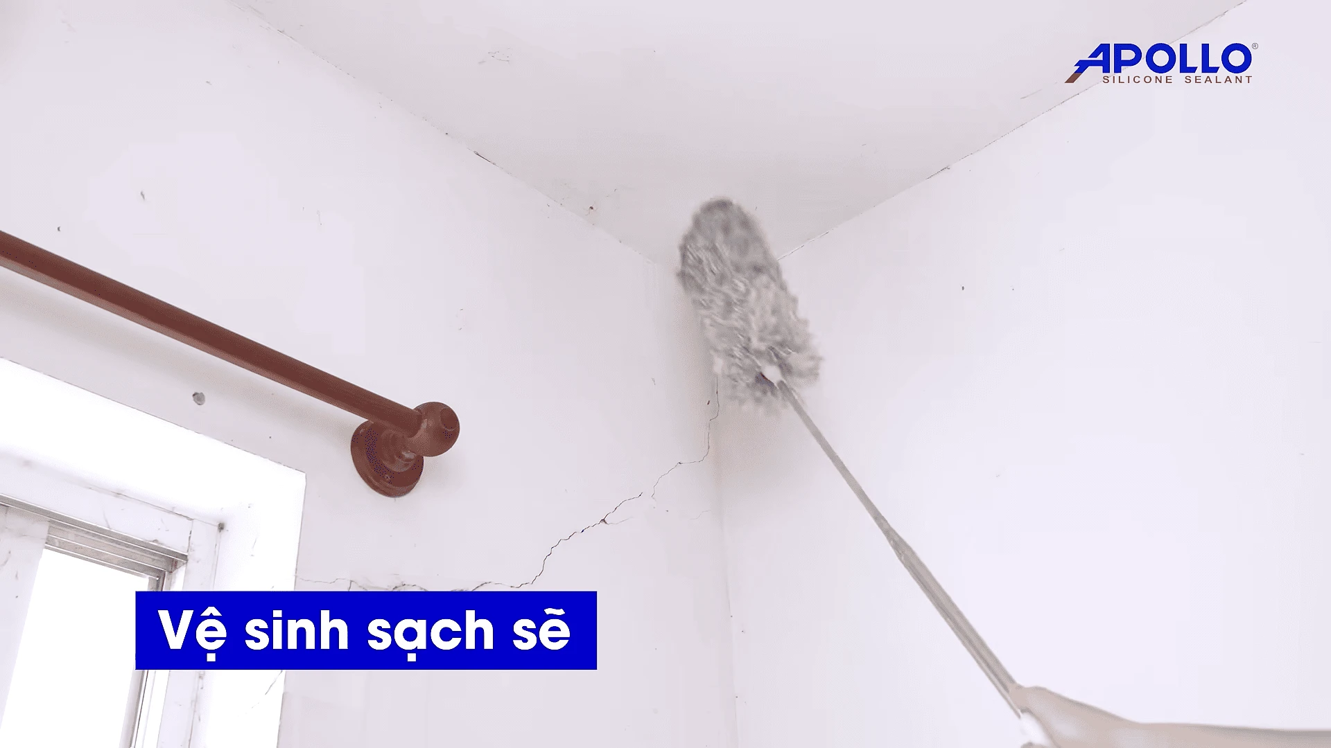 Vệ sinh sạch sẽ bề mặt trước khi thi công keo dán tường để đạt hiệu quả tốt nhất