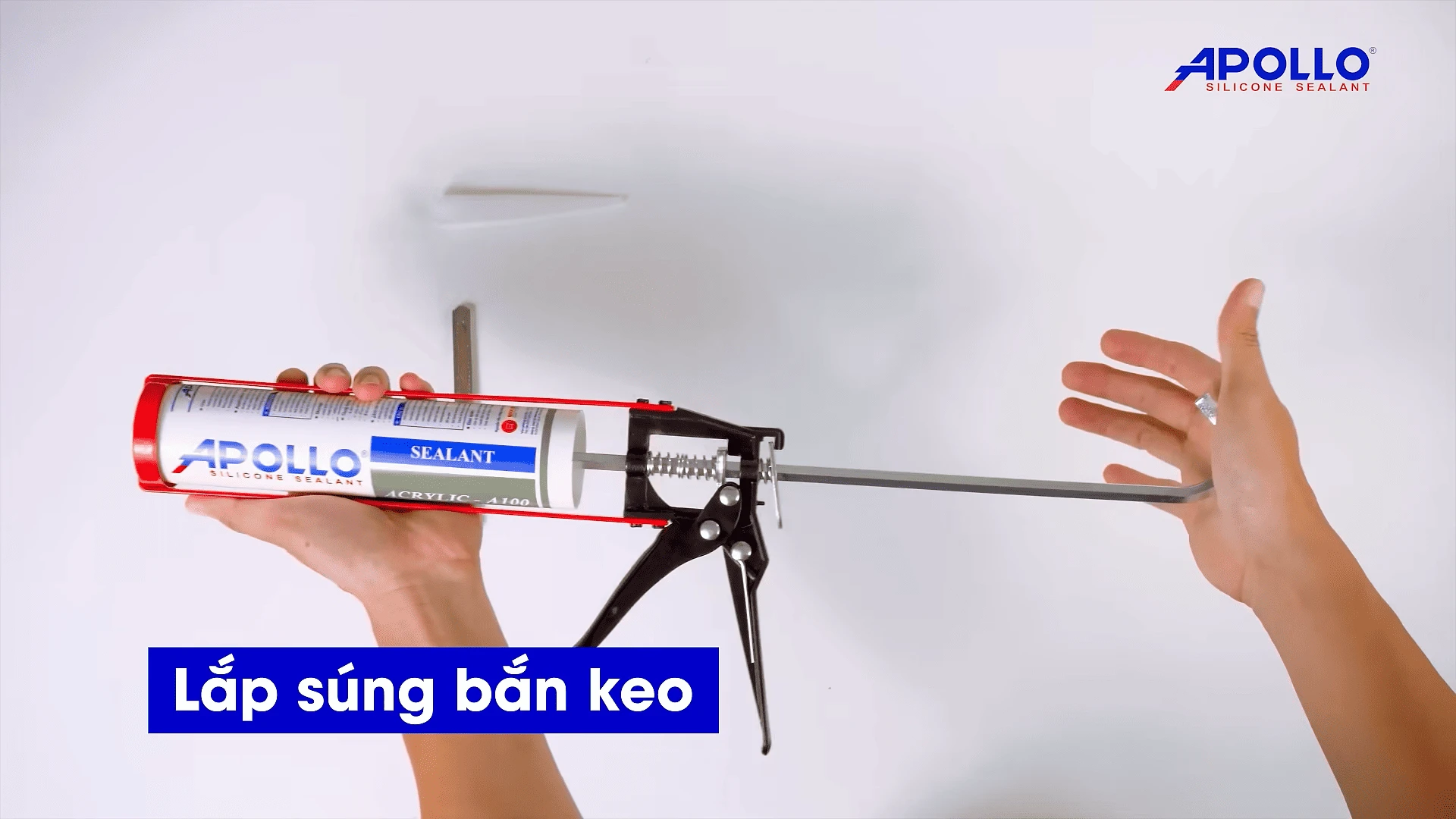 Lắp chai keo silicon vào súng bắn keo chuyên dụng