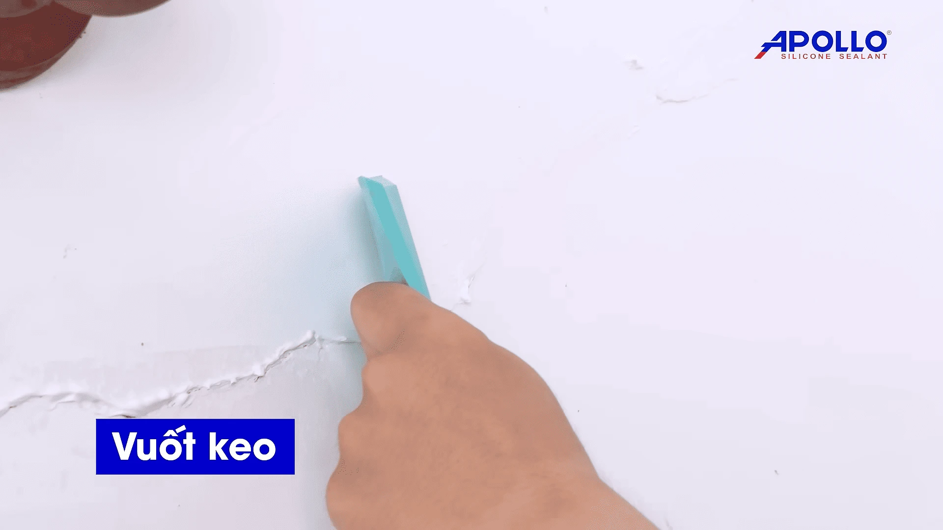 Sử dụng miếng nhựa vuốt keo chuyên dụng để loại bỏ phần keo silicon còn thừa