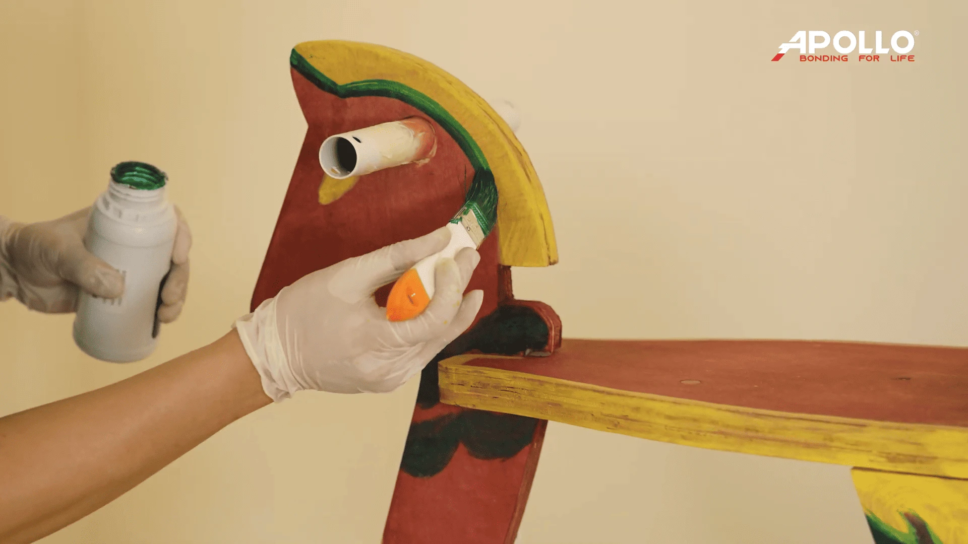 Cùng bé thỏa sức sáng tạo sơn màu cho ngựa gỗ theo màu sắc yêu thích