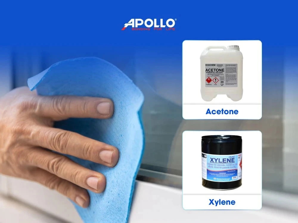 Sử dụng khăn khô lau sát viền khung cửa nhôm kính, ngay tại vị trí cần thi công bắn keo silicone