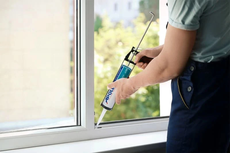 Khi bắn keo nhôm kính, chỉ nên bơm vừa đủ, tránh thiếu keo gây hở hoặc quá nhiều khiến đường keo bị chảy xệ, mất thẩm mỹ.